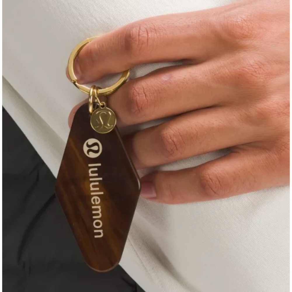 LULULEMON Diamond-Shaped Hotel
Keychain